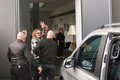英イングランド・ニューカッスルアポンタインで、英ギタリストのジェフ・ベックさんと共演する会場に到着した米俳優ジョニー・デップさん（左から2人目、2022年6月2日撮影）。(c)AFP