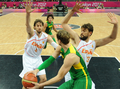 ロンドン五輪は6日、バスケットボール・アリーナ（Basketball Arena）で男子バスケットボールの1次リーグB組の試合が行われ、ブラジルが88-82でスペインに勝利し、グループ2位で準々決勝に進出した。

スペインのパウ・ガソル（Pau Gasol、左）とマルク・ガソル（Marc Gasol、右）のダブルチーム・ディフェンスを受けるブラジルのティアゴ・スプリッテル（Tiago Splitter、中央、2012年8月6日撮影）。(c)AFP/MARK RALSTON