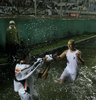 写真は、優勝を喜び合うダヌビオのパブロ・リマ（%%Pablo Lima%%、右）とイグナシオ・ゴンサレス（%%Ignacio Gonzalez%%）。(c)AFP/Miguel ROJO