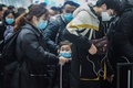 中国・杭州の鉄道駅で列車を待つ人々（2021年1月28日撮影）。(c)STR / AFP