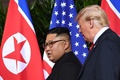 シンガポールのカペラホテルを歩くドナルド・トランプ米大統領（右）と金正恩朝鮮労働党委員長（2018年6月12日撮影）。(c)AFP PHOTO / SAUL LOEB