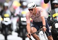 自転車世界選手権大会、エリート男子ロードレース。レースに臨むマチュー・ファン・デル・プール（中央、2023年8月6日撮影）。(c)Oli SCARFF/ AFP