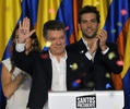 コロンビア・ボゴタ（Bogota）で、大統領選の決選投票での勝利が判明した後、「平和」と書いた手のひらを掲げて支持者に応えるフアン・マヌエル・サントス（Juan Manuel Santos）大統領（2014年6月15日撮影）。(c)AFP/Guillermo LEGARIA
