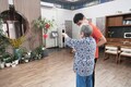 北京市にある高齢者向けマンションで、入居者の散歩に付き添うスタッフ（2024年7月1日撮影）。(c)Xinhua News