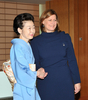 北海道洞爺湖サミット（G8 Hokkaido Toyako Summit）の初日に行われた首脳夫人の昼食会で、サラ・ブラウン（Sarah Brown）英首相夫人（右）と握手を交わす福田貴代子（Kiyoko Fukuda）首相夫人（2008年7月7日撮影）。(c)AFP