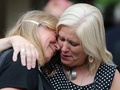 英イングランド（England）北部ヨーク（York）で開かれた英国国教会（Church of England）の総会で、女性主教容認の決定を喜ぶ女性聖職者ら（2014年7月14日撮影）。(c)AFP/LINDSEY PARNABY