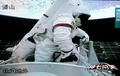 中国中央テレビ（CCTV）が放送した、有人宇宙船「神舟7号（Shenzhou VII）」から中国初の船外活動に向かうタク志剛（タクは「羽」の下におおとり、Zhai Zhigang）飛行士（2008年9月27日撮影）。(c)AFP/CCTV