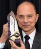 福島の伝統的な素材を使って制作した靴を公開したデザイナーのジミー・チュウ（Jimmy Choo、2014年4月18日撮影）。(c)AFP/TOSHIFUMI KITAMURA