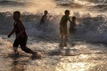 パレスチナ自治区ガザ地区の浜辺で遊ぶ子どもたち（2022年6月15日撮影）。(c)SAID KHATIB / AFP
