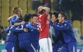 2010年サッカーW杯南アフリカ大会（%%2010 World Cup%%）1次リーグE組、デンマーク対日本。日本は3-1で勝利し、勝ち点6（2勝1敗）の同組2位で決勝トーナメントに進んだ。日本の決勝トーナメント進出は、自国開催以外のW杯では初めて。写真はチームの勝利を喜ぶ日本の選手。（2010年6月24日撮影）(c)AFP/GABRIEL BOUYS