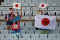 東京五輪、サッカー女子1次ラウンド・グループE、チリ対日本。日本国旗を掲げるファン（2021年7月27日撮影）。(c)Kohei CHIBAHARA / AFP