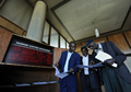 ケニア・ナイロビ（Nairobi）で行われるコーヒー豆の競売（2011年2月22日撮影）。(c)AFP/TONY KARUMBA