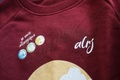 食品アレルギーについて警告するマークが付いた、アパレルブランド「ALRJ」の子ども服。フランス南西部スノンにあるコワーキングスペース「オアシス」で（2021年6月29日撮影）。(c)Thibaud MORITZ / AFP