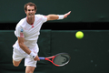 テニス、ウィンブルドン選手権（The Championships Wimbledon 2012）は6日、男子シングルス準決勝が行われ、大会第4シードのアンディ・マレー（Andy Murray、英国）は6-3、6-4、3-6、7-5で大会第5シードのジョーウィルフリード・ツォンガ（Jo-Wilfried Tsonga、フランス）を下し、英国人選手としては74年ぶりの決勝進出を果たした。

サーブを打つアンディ・マレー（2012年7月6日撮影）。(c)AFP/GLYN KIRK