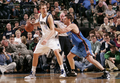 オクラホマシティ・サンダー戦でニック・コリソン（%%Nick Collison%%、右）とマッチアップするダラス・マーベリックスのダーク・ノビツキー（%%Dirk Nowitzki%%）。（2008年12月13日撮影）(c)AFP/Getty Images/NBAE/Glenn James