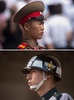 北朝鮮・平壌で軍事パレードを行う北朝鮮兵（上、2013年7月27日撮影）と韓国ソウルの儀礼兵（下、2015年3月11日撮影）。(c)AFP/Ed JONES
