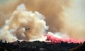 米カリフォルニア州ニューホールで、サドルリッジ森林火災を鎮火するため消火剤をまく消防機（2019年10月11日撮影）。(c)Josh Edelson / AFP