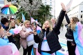スペインの首都マドリードの議会前で、トランスジェンダーの権利保障法案の可決を祝う活動家ら（2022年12月22日撮影）。(c)JAVIER SORIANO / AFP