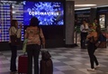 ブラジル・サンパウロのコンゴーニャス空港のスクリーンに映し出された新型コロナウイルスに対する警告（2020年3月12日撮影）。(c)Nelson ALMEIDA / AFP