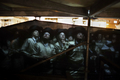 ユダヤ教超正統派の居住区であるエルサレム（Jerusalem）のメーアー・シェアーリーム（Mea Shearim）で執り行われたラビの孫娘の結婚式の様子。式の最後には、地元コミュニティーの住民や親族らが、新婦の前で踊るのがならわしとなっている。

写真は、カーテンの向こう側にいる出席者ら（2012年8月28日撮影）。(c)AFP/MENAHEM KAHANA