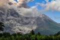 噴火したインドネシア・ジャワ島のムラピ山（2023年3月11日撮影）。(c)DEVI RAHMAN / AFP