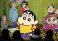 都内で開かれた「クレヨンしんちゃん（Crayon Shin-chan）」の作者、臼井儀人（Yoshito Usui）さんの「思い出を語る会」の会場を見つめるファンたち（2009年11月30日撮影）。(c)AFP/TOSHIFUMI KITAMURA