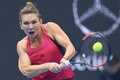 テニス中国オープン、女子シングルス準決勝。リターンを打つシモナ・ハレプ（2017年10月7日撮影）。(c)AFP/GREG BAKER
