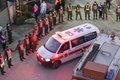 地震で倒壊した台湾南部・台南市で、集合住宅のがれきの中から救出された28歳のベトナム人女性を病院へ搬送する救急車（2016年2月8日撮影）。(c)AFP/SAM YEH
