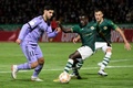 サッカースペイン国王杯3回戦、カセレーニョ対レアル・マドリード。ドリブル突破を仕掛けるレアル・マドリードのマルコ・アセンシオ（左、2023年1月3日撮影）。(c)CRISTINA QUICLER/ AFP