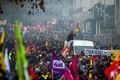 フランス・ナントで、年金改革案に反対する抗議デモに参加した人々（2019年12月10日撮影）。(c)Loic VENANCE / AFP