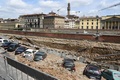 イタリア・フィレンツェで、アルノ川に沿って土手が陥没し、損傷を受けた自動車（2016年5月25日撮影）。(c)AFP/CLAUDIO GIOVANNINI