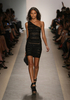 米・ニューヨーク市内で発表されたエルベ・レジェ バイ マックスアズリア（Herve Leger By Max Azria）の10年春夏コレクション（2009年9月13日撮影）。(c)AFP/Getty Images/Kristian Dowling