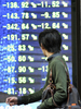 都内の証券会社前の株価ボードで、株価をチェックする男性（2008年10月17日撮影）。(c)AFP/Toru YAMANAKA