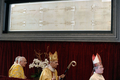 イタリア・トリノ（Turin）の大聖堂で公開された「トリノの聖骸布（Shroud of Turin）」の前を通過する同地の枢機卿ら（2010年4月10日撮影）。(c)AFP/VINCENZO PINTO