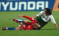 アイルランドのスティーヴン・ハント（%%Stephen Hunt%%、右）に後ろから倒されるチェコのヤン・ポラク（%%Jan Polak%%）。(c)AFP