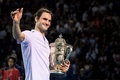 男子テニス、スイス・インドア、シングルス決勝。トロフィーを手に喜ぶロジャー・フェデラー（2017年10月29日撮影）。(c)AFP/Fabrice COFFRINI