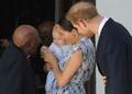 南アフリカ・ケープタウンでデズモンド・ツツ元大主教と面会する、英ヘンリー王子夫妻と長男のアーチーちゃん（2019年9月25日撮影）。(c)HENK KRUGER / POOL / AFP