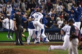 18MLB、ワールドシリーズ（7回戦制）第3戦、ロサンゼルス・ドジャース対ボストン・レッドソックス。延長18回にマックス・マンシーが放ったサヨナラ本塁打を喜ぶロサンゼルス・ドジャースの選手（2018年10月26日撮影）。(c)/Getty Images/AFP