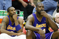 2003-04シーズンのNBAプレーオフ・ウエスタンカンファレンス決勝で、ベンチから戦況を見守るロサンゼルス・レイカーズのシャキール・オニールとコービー・ブライアント（2004年5月23日撮影）。(c)AFP/Getty Images/Jed Jacobsohn