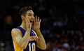 米プロバスケットボール協会（NBA）のロサンゼルス・レイカーズ（Los Angeles Lakers）に所属するスティーブ・ナッシュ（Steve Nash）が8日、ヒューストン・ロケッツ（Houston Rockets）戦で史上5人目となる通算1万アシストを達成した。

ナッシュは前半にアントワン・ジェイミソン（Antawn Jamison）の得点をアシストし、リーグ史上4番目の速さとなる通算1162試合目で1万アシストに到達した。

チームメイトに指示を出すロサンゼルス・レイカーズのスティーブ・ナッシュ（2013年1月8日撮影）。(c)AFP/Getty Images/Scott Halleran