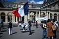 仏パリで、特定業種の従事者に対する新型コロナウイルスワクチン接種の義務化や「衛生パス」の導入に抗議して行われたデモ（2021年8月5日撮影）。(c)STEPHANE DE SAKUTIN / AFP