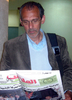 アラビア語の新聞を読むジョルヴァン・ビエイラ（Jorvan Vieira）新監督。(c)AFP/STR
