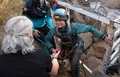 スペイン南部モトリル近郊で洞窟での500日間の隔離生活を終えたベアトリス・フラミニさん（中央、2023年4月14日撮影）。(c)JORGE GUERRERO / AFP