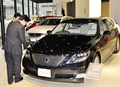 東京・青山に10日オープンするトヨタ自動車（Toyota Motor）の高級車「レクサス（Lexus）」展示場「レクサスインターナショナルギャラリー青山（Lexus International Gallery Aoyama）」に展示された「LS600hL」（2008年10月8日撮影）。(c)AFP/Yoshikazu TSUNO
