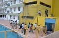 ヒョウが侵入したインド南部バンガロールの学校で、避難する職員たち（2016年2月7日撮影）。(c)AFP
