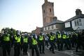 英ロンドン郊外の反移民デモ、再び「暴力的な騒乱」に 5人逮捕 英ロンドン北東部のエッピング中心部で、デモ行進を追う機動隊。今月初めに警察が亡命希望者を性的犯罪で起訴した後、亡命希望者を収容しているとされるベルホテルの外でのデモから(2025年7月20日撮影)。(c)JUSTIN TALLIS/AFP