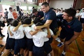 熊本市内の小学校を訪れ、児童たちとスクラムを組むフランスの選手（2019年9月26日撮影）。(c)FRANCK FIFE / AFP
