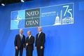 米ワシントンで行われた北大西洋条約機構（NATO）首脳会議の会場で、イエンス・ストルテンベルグNATO事務総長（右）、ジョー・バイデン米大統領（左）に迎えられるドイツのオラフ・ショルツ首相（2024年7月10日撮影）。(c)SAUL LOEB / AFP