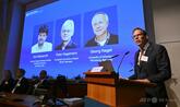 ノーベル生理学・医学賞にカール・ダイセロス氏ら3人 光遺伝学の研究