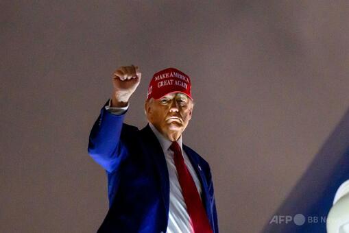 トランプ氏「耐え抜け」 関税発動で国民に檄 写真2枚 国際ニュース